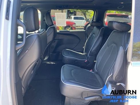 Used 2026 Chrysler Pacifica Limited FWD image 19