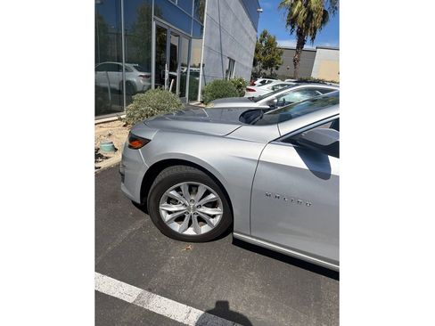 Used 2021 Chevrolet Malibu LT FWD image 2
