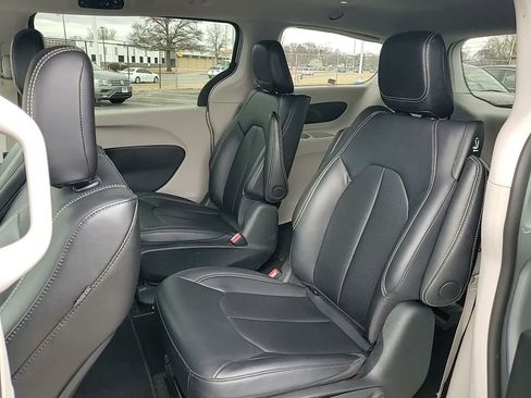 Used 2024 Chrysler Pacifica Limited FWD image 31