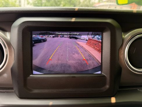 Used 2018 Jeep Wrangler Unlimited Sahara AWD/4WD image 19
