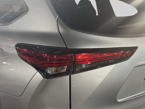 Used 2020 Toyota Highlander LE AWD/4WD image 15