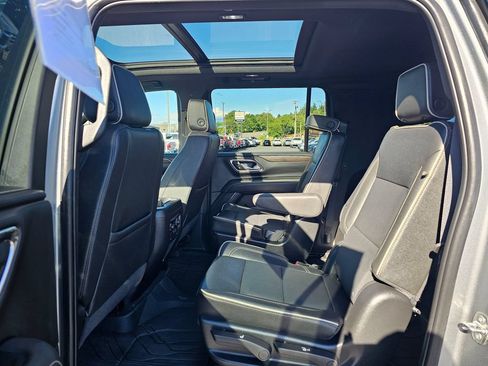 Used 2024 Chevrolet Suburban Premier AWD/4WD image 18