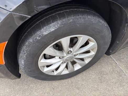 Used 2019 Chrysler Pacifica Touring Plus w/ Advanced Safetytec Group image 2