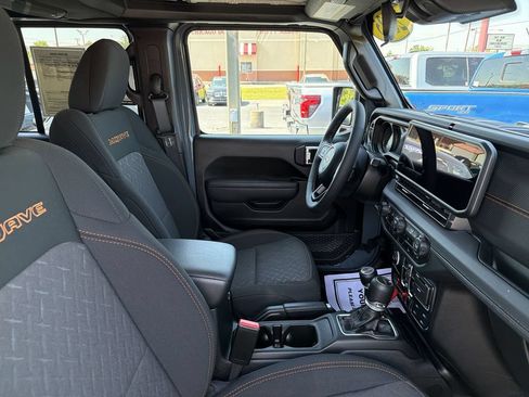 Used 2025 Jeep Gladiator Mojave w/ Convenience Group AWD/4WD image 15