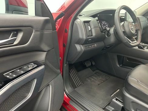 Used 2025 Nissan Pathfinder SL image 27