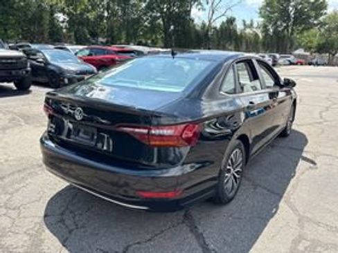 Used 2019 Volkswagen Jetta SE w/ Cold Weather Package FWD image 2