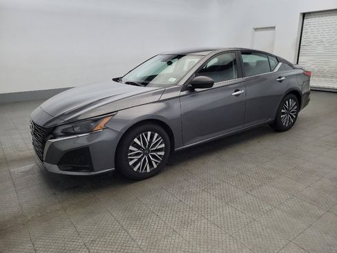 Used 2024 Nissan Altima 2.5 SV image 2