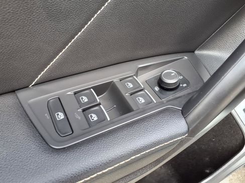 Used 2022 Volkswagen Tiguan SE w/ Panoramic Sunroof Package image 12