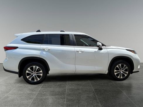 Used 2023 Toyota Highlander XLE AWD/4WD image 11