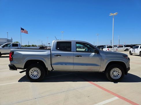 Used 2024 Chevrolet Colorado W/T image 2