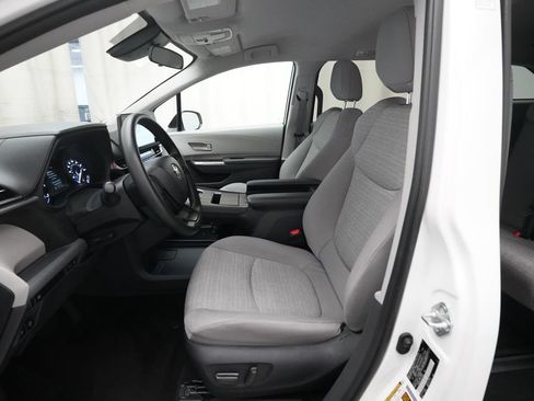 Used 2023 Toyota Sienna LE FWD image 7
