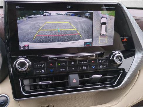 Used 2020 Toyota Highlander Platinum FWD image 14