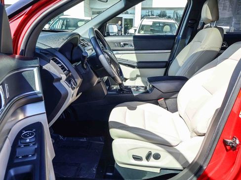 Used 2019 Ford Explorer XLT image 2