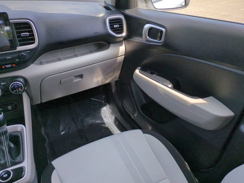 Used 2025 Hyundai Venue SEL FWD image 17