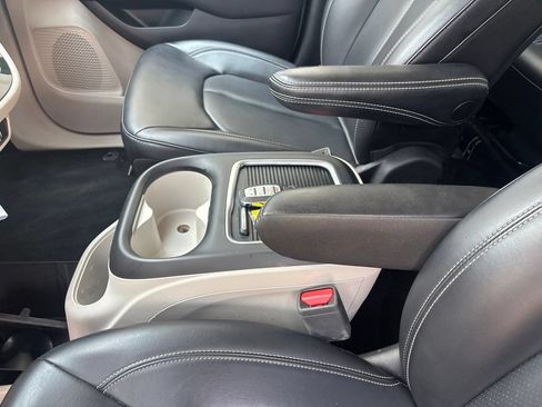 Used 2024 Chrysler Pacifica Limited FWD image 23