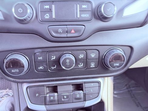 Used 2024 GMC Terrain SLT image 25