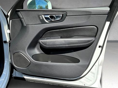 Certified 2022 Volvo XC60 B5 Momentum image 23