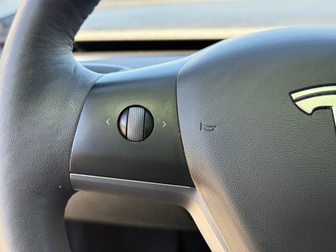 Used 2022 Tesla Model Y Long Range AWD/4WD image 24