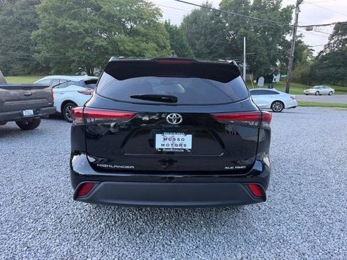 Used 2023 Toyota Highlander XLE AWD/4WD image 5