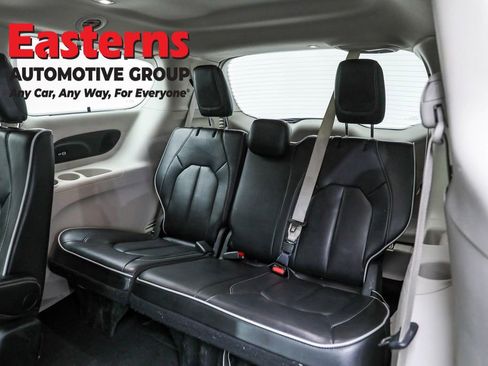 Used 2023 Chrysler Pacifica Limited image 35