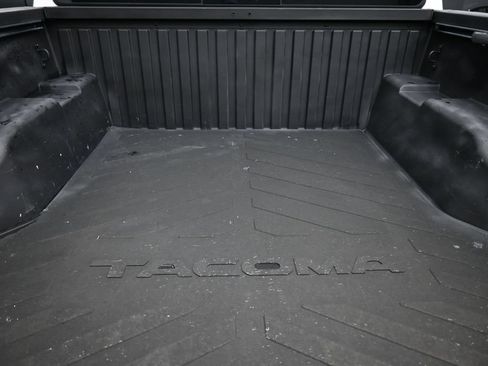 Used 2018 Toyota Tacoma TRD Sport AWD/4WD image 16