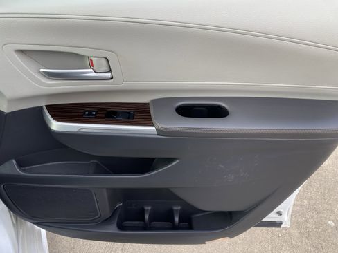 Used 2023 Toyota Sienna XLE image 8