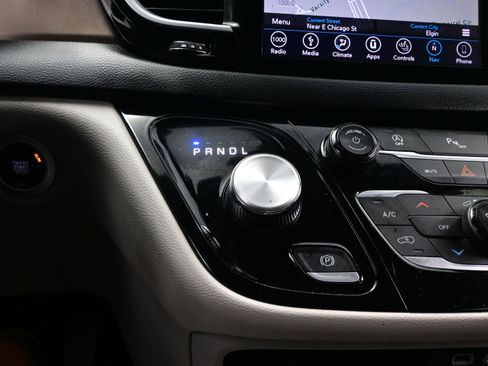 Used 2019 Chrysler Pacifica Touring-L Plus image 23