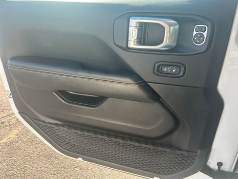 Used 2025 Jeep Wrangler Sahara image 18