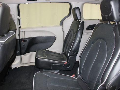Used 2023 Chrysler Pacifica Limited FWD image 17