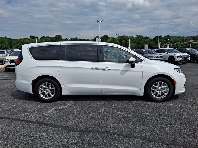 Certified 2023 Chrysler Pacifica Touring-L FWD image 9