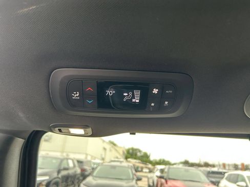 Used 2025 Chrysler Pacifica Limited FWD image 17