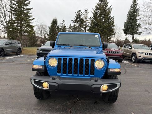 Used 2023 Jeep Gladiator Sport image 2