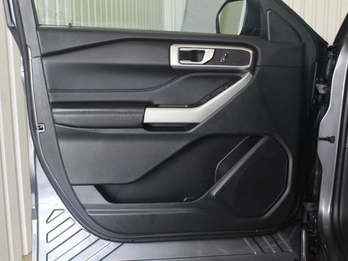 Used 2023 Ford Explorer XLT RWD image 9