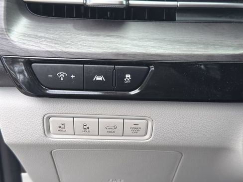 Used 2024 Kia Carnival EX FWD image 15