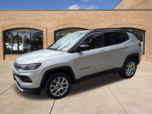 Used 2025 Jeep Compass Limited AWD/4WD image 16