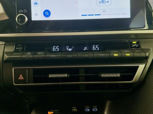 Used 2025 Toyota Camry SE image 34