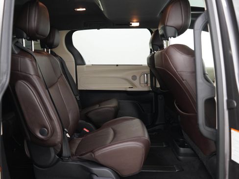 Used 2021 Toyota Sienna Platinum AWD/4WD image 12
