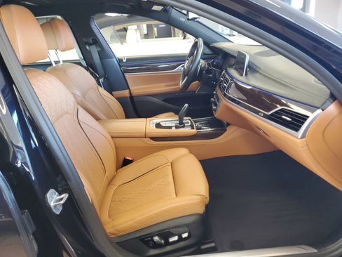 Used 2022 BMW 750i xDrive w/ Executive Package image 9