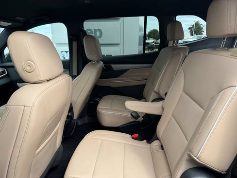 Used 2025 Buick Enclave Preferred AWD/4WD image 23