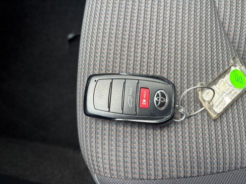 Used 2025 Toyota Highlander LE FWD image 21