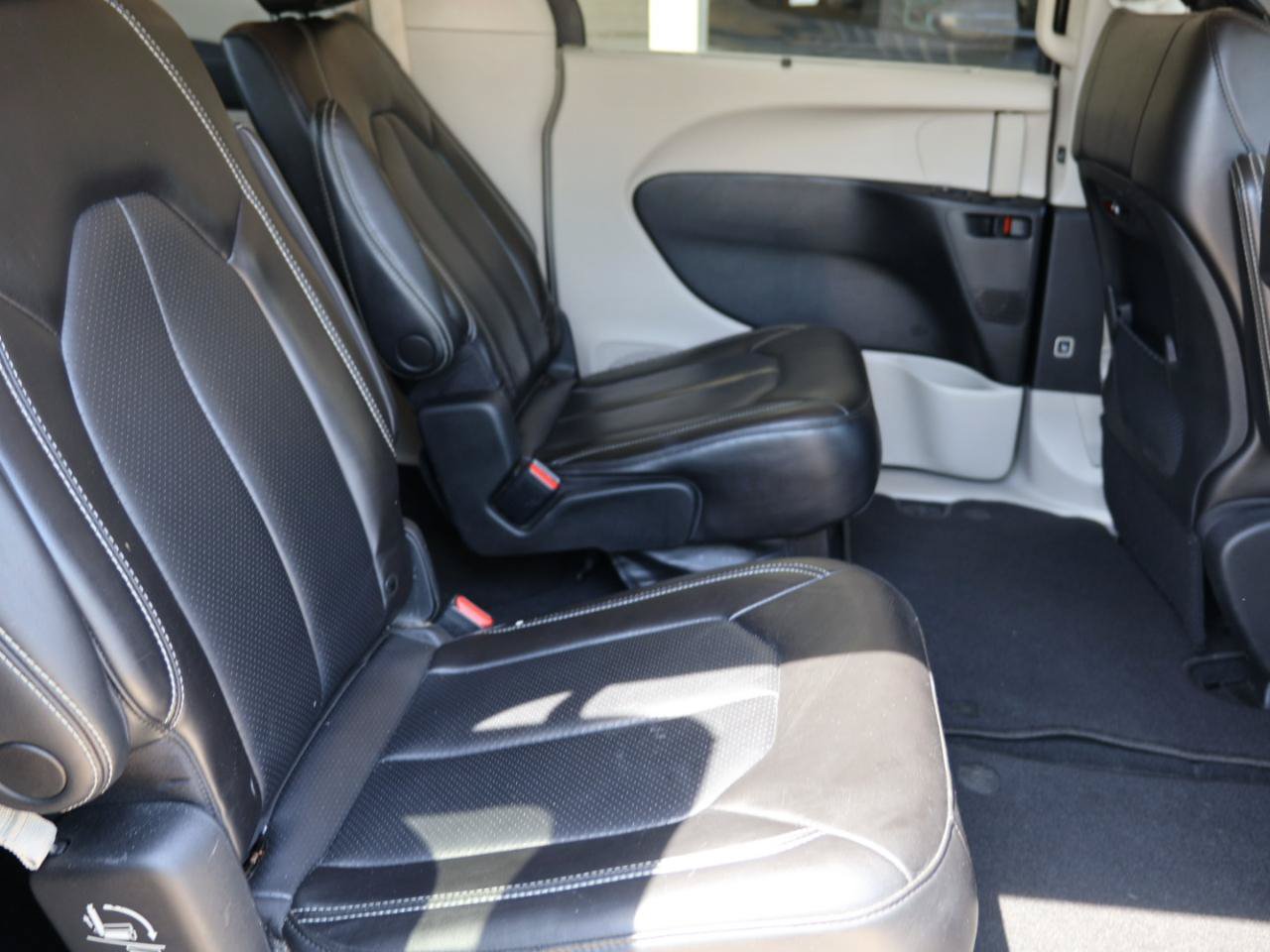 Used 2025 Chrysler Pacifica Select FWD image 13