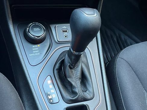 Used 2019 Jeep Cherokee Latitude w/ Popular Appearance Group AWD/4WD image 24