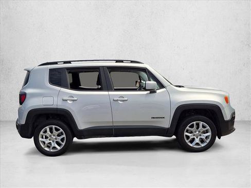 Used 2016 Jeep Renegade Latitude w/ Cold Weather Group AWD/4WD image 4