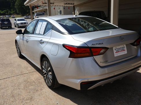 Used 2024 Nissan Altima 2.5 SV FWD image 8