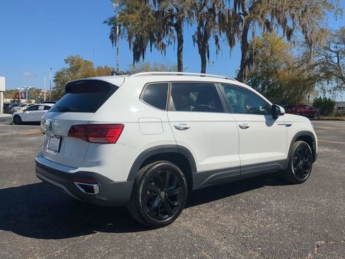 Used 2024 Volkswagen Taos SE image 3