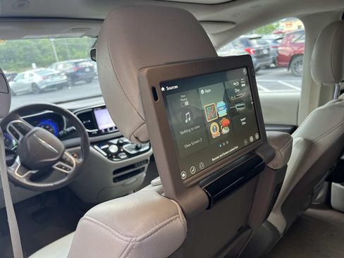Used 2021 Chrysler Pacifica Touring-L w/ Uconnect Theater Family Group FWD image 20