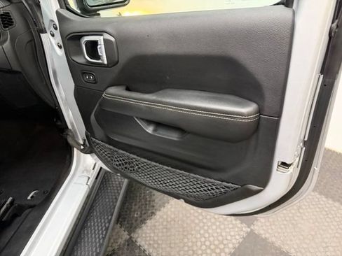 Used 2022 Jeep Wrangler Unlimited Sahara w/ Cold Weather Group AWD/4WD image 40