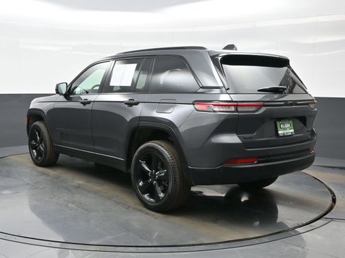 Used 2025 Jeep Grand Cherokee Limited w/ Black Appearance Package image 4