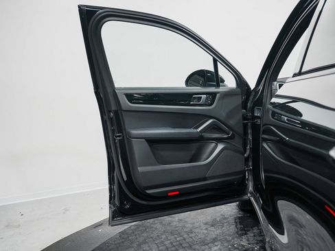 Used 2023 Porsche Cayenne w/ Premium Package image 10