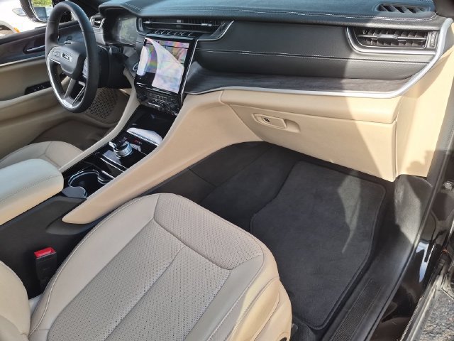 Used 2023 Jeep Grand Cherokee L Limited w/ Luxury Tech Group II AWD/4WD image 24